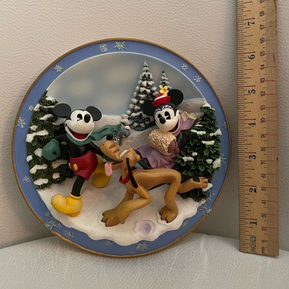 A1837 - Disney collectible sculptural plate “friends for all seasons” collection